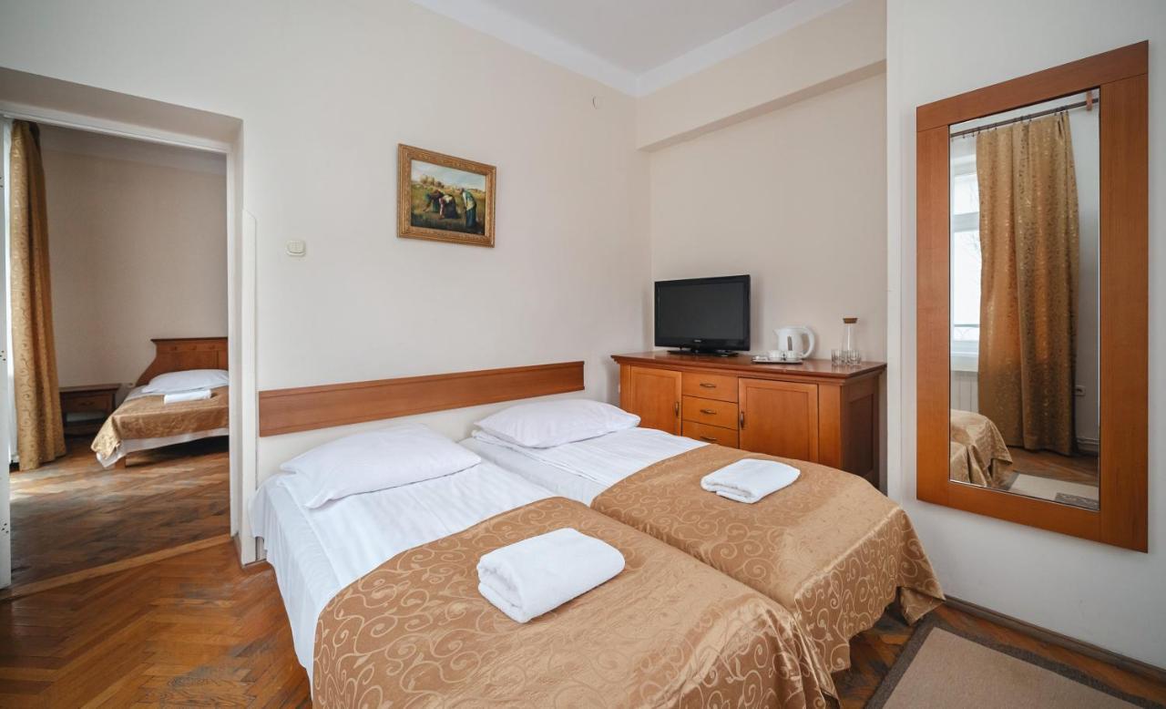 Jasny Palac Bed & Breakfast 2*